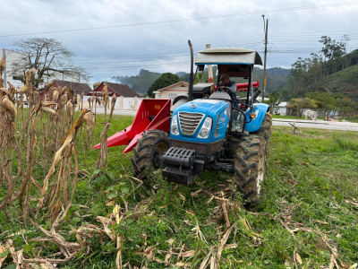 Brusque realiza primeira colheita de milho com nova colheitadeira adquirida pelo município