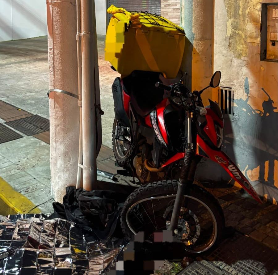 Motociclista de 25 anos faleceu ao bater contra poste em Camboriú