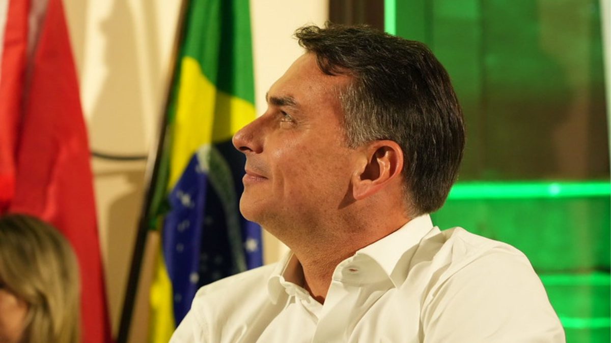 Flávio Bolsonaro muda estratégia de campanha e passa a focar em inflação e endividamento das famílias brasileiras