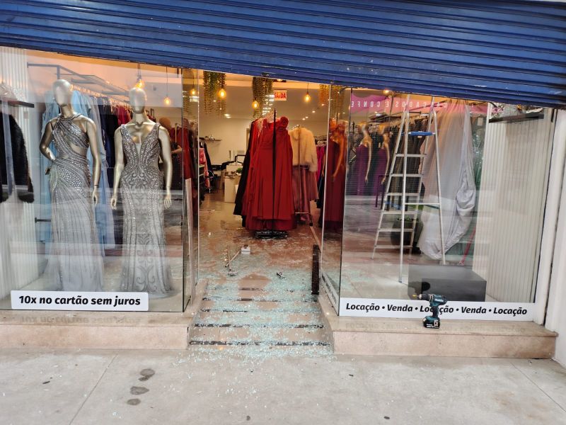 Ladrão arrebenta vitrine e furta loja na Hercílio Luz