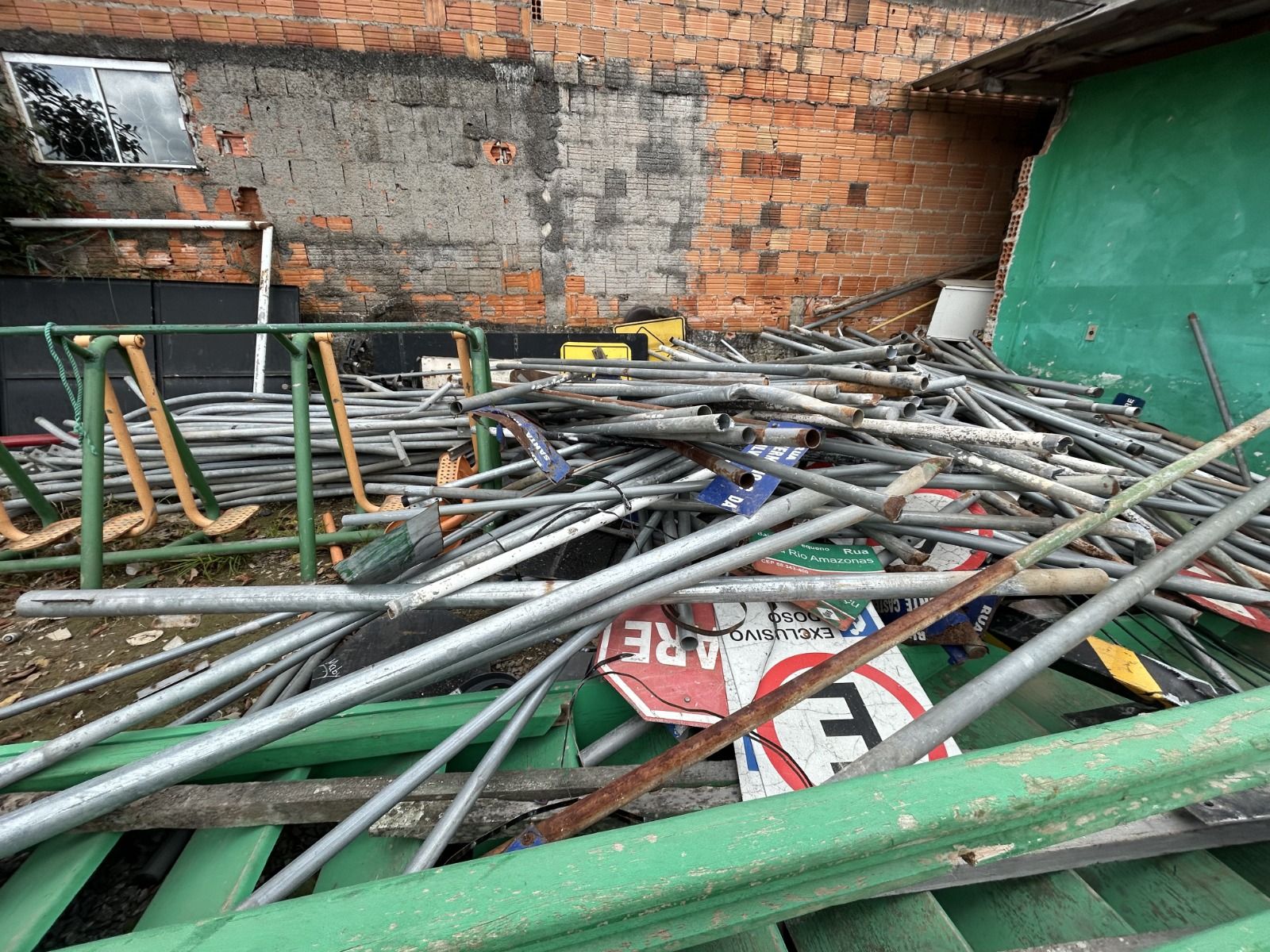 DEMUTRAN de Camboriú substitui cerca de 300 placas de sinalização danificadas ou vandalizadas