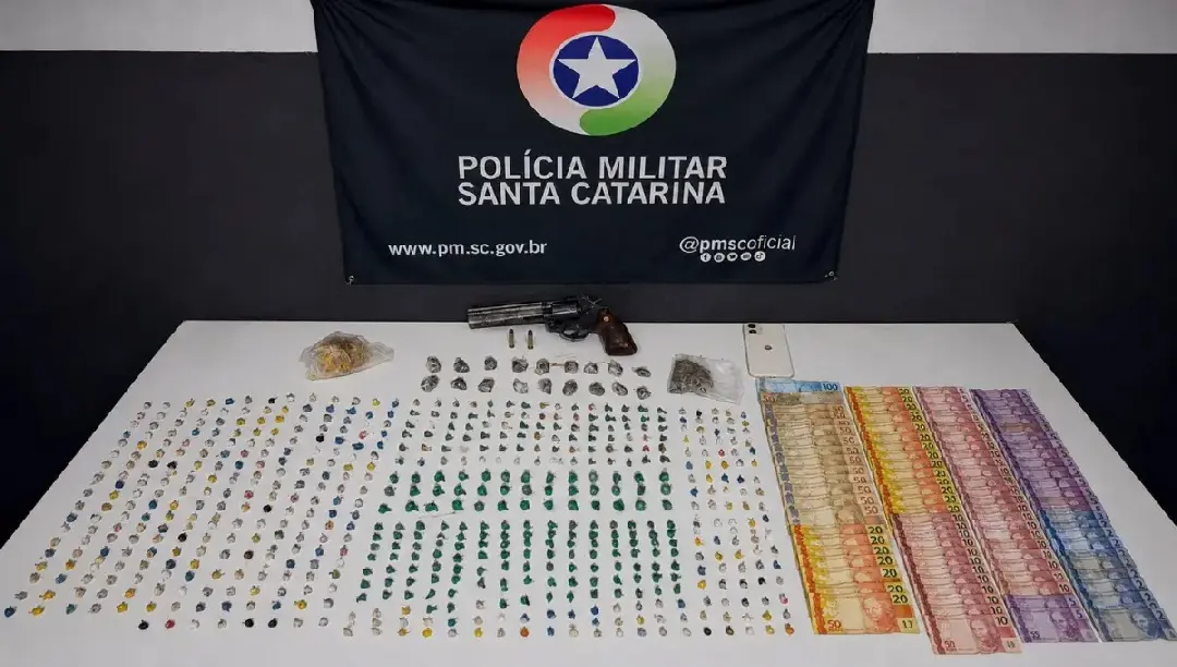 721 pedras de crack são apreendidas e três acabam detidos em operação