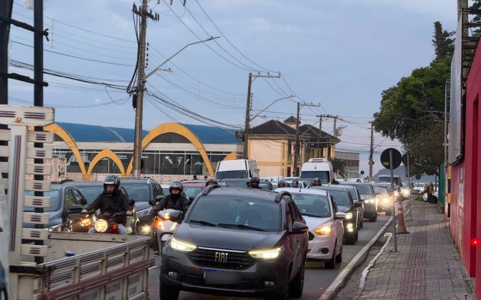 Fila do ferry boat já avança pela rua Joinville