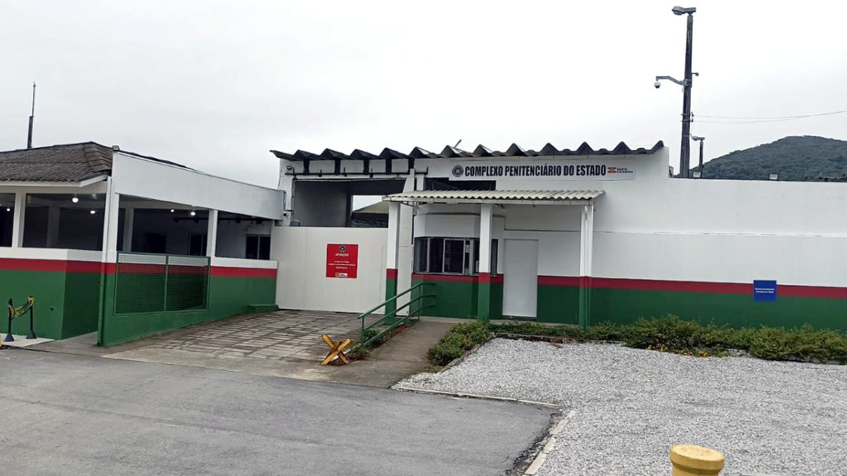 Advogada suspeita de ajudar a movimentar dinheiro de detentos para facção criminosa em SC é presa preventivamente