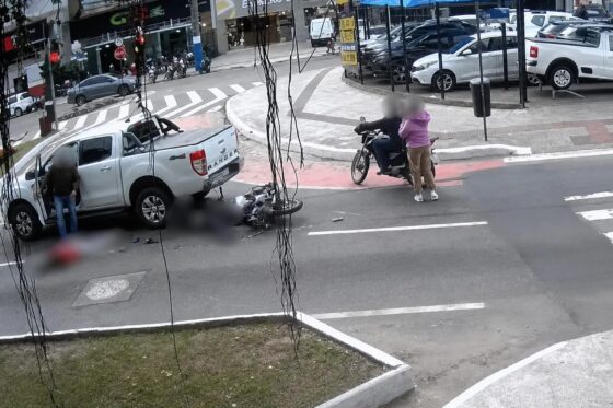 Passageiro de moto por aplicativo morre após caminhão atingir traseira na Rua 2550