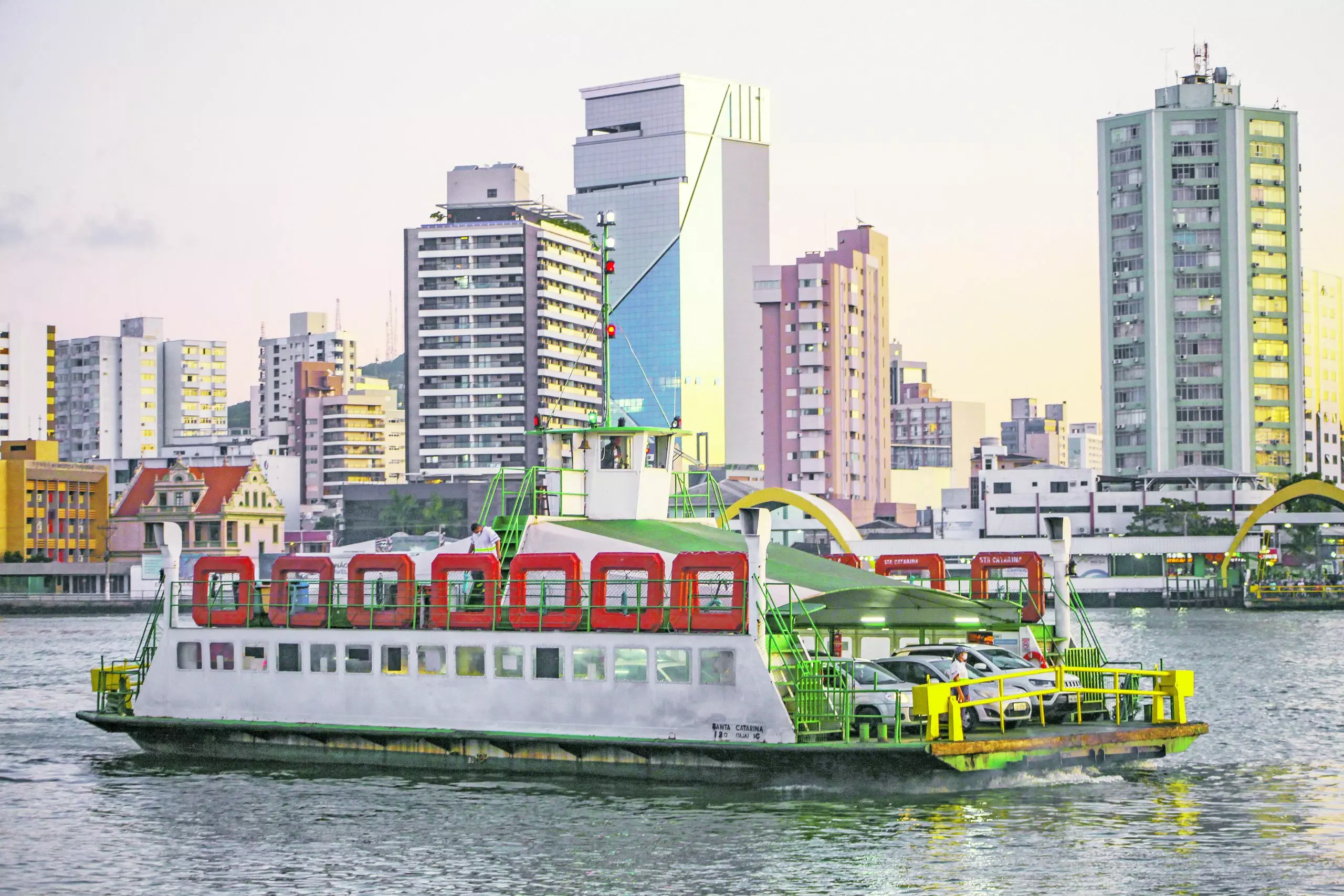 Ferry-boat entre Itajaí e Navegantes terá subsídio de SC para manter passe livre; saiba quem tem direito