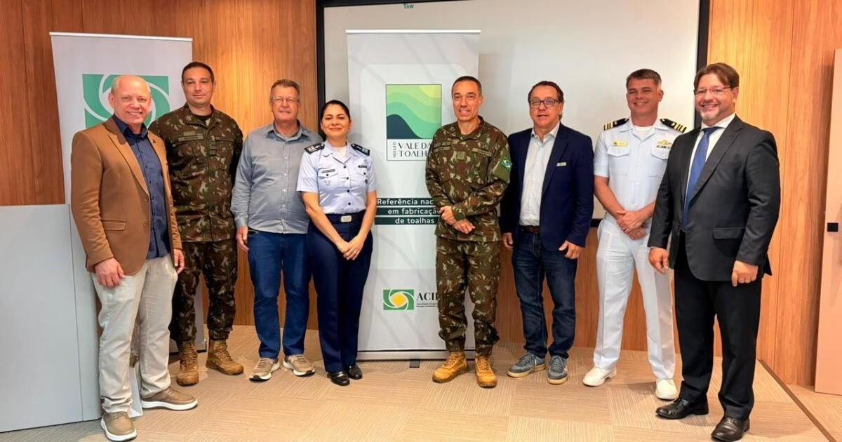 Comitiva do Ministério da Defesa busca empresas de Brusque para fornecimento de uniformes para Forças Armadas