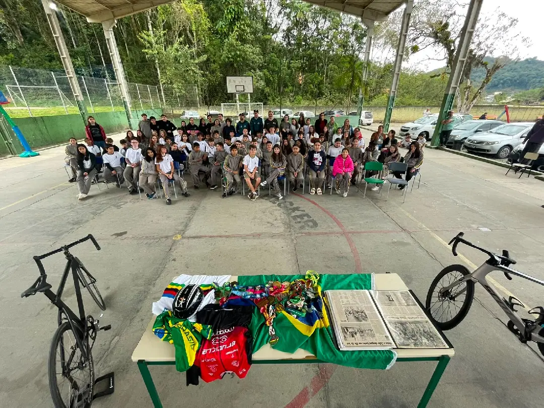 Atletas do paradesporto compartilham experiências e inspiram alunos em Brusque