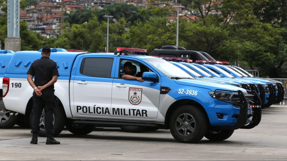 Milícia e facção fazem aliança no Rio, e dois PMs são acusados de fornecer armas aos criminosos