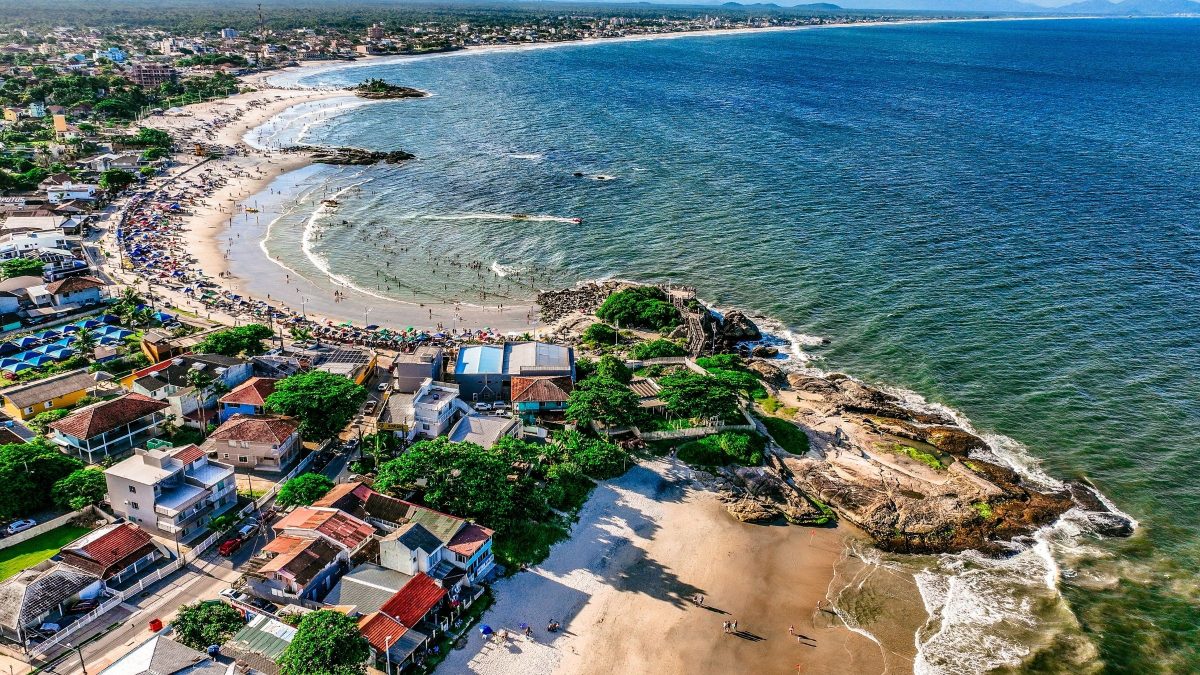 Cidade com 32 km de praias dispara e lidera ranking de maior crescimento populacional de SC