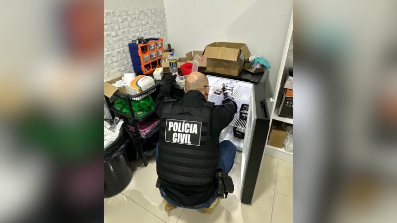 Polícia fecha laboratório de canetas emagrecedoras fabricadas com solvente