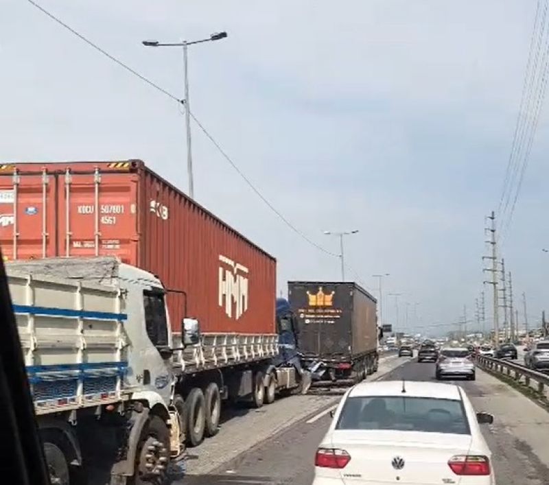 AGORA: Engavetamento com três caminhões causa 4 km de fila na BR 101
