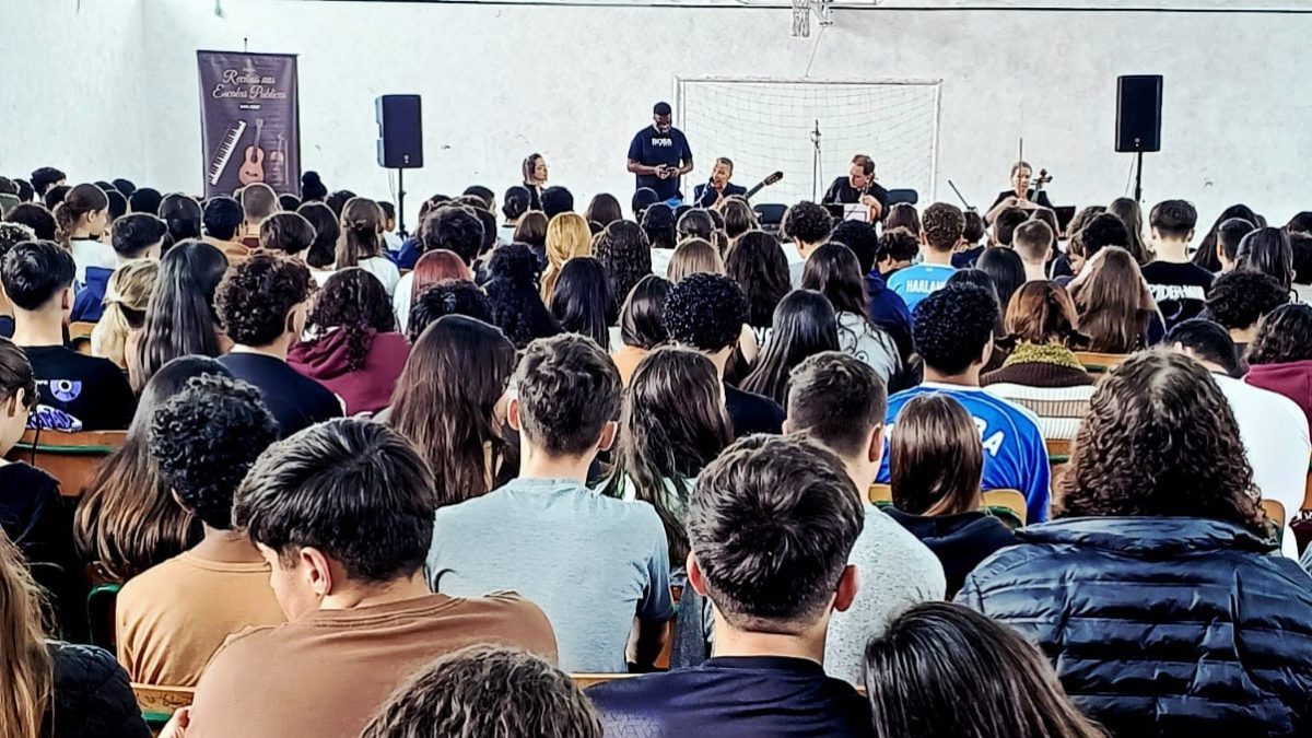 Contato com a música clássica estimula a atenção de jovens em escolas públicas de Joinville