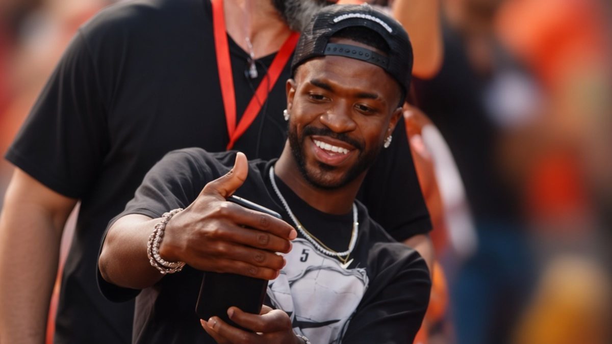 Sem Virginia, Vini Jr. é surpreendido em evento da Nike: ‘Bonito e cheiroso’