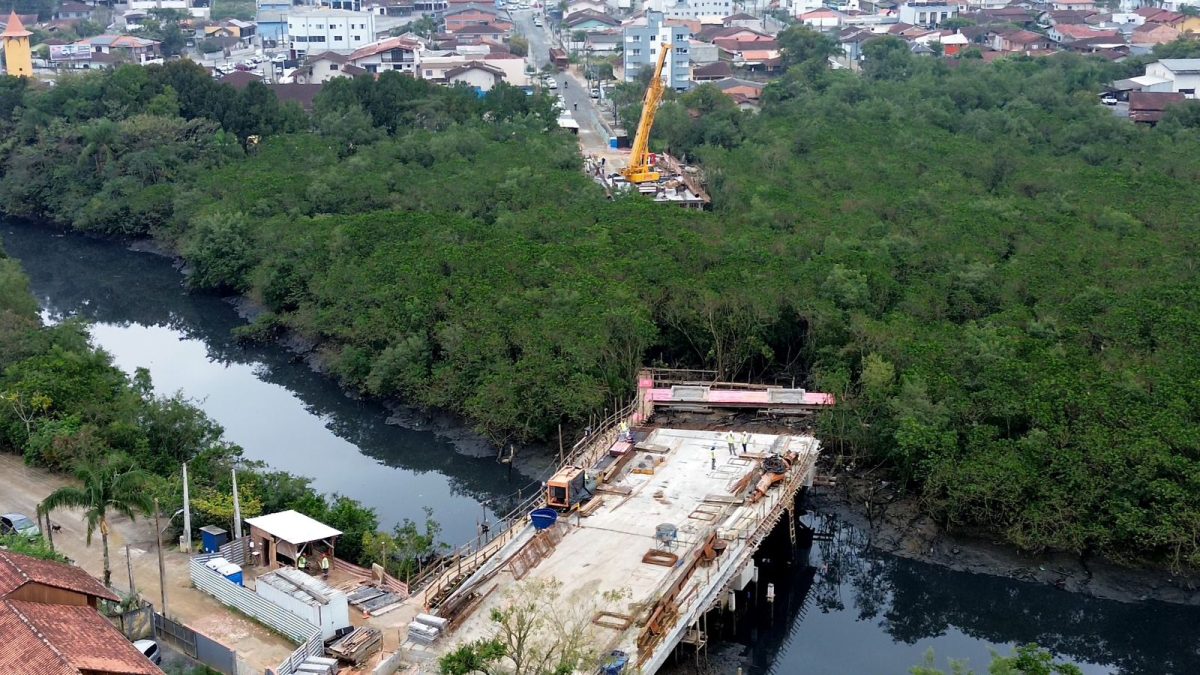 Ponte que vai mudar a vida de 114 mil moradores ganha forma com gigantes de concreto de 14 toneladas em SC