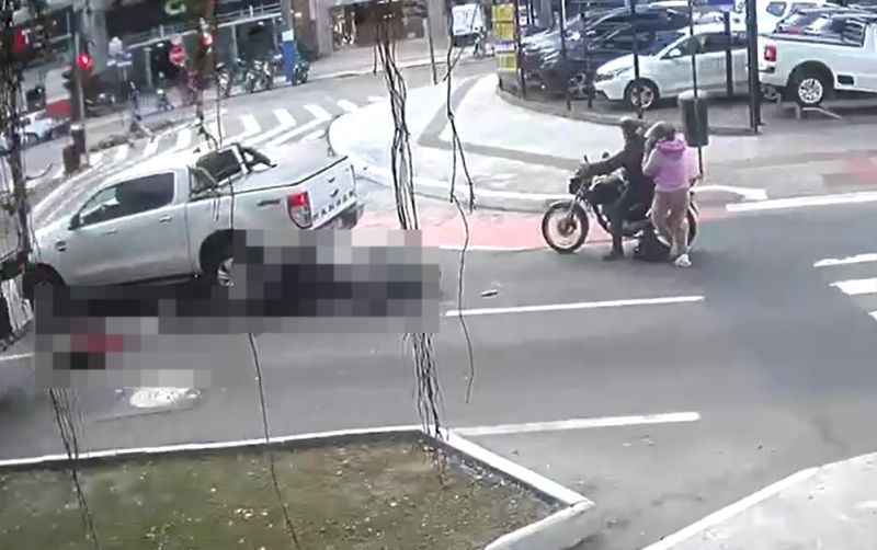 Repositor de mercado morre atropelado ao cair de moto em BC