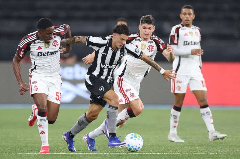 Flamengo encara o Botafogo e Corinthians recebe o Santos no domingo