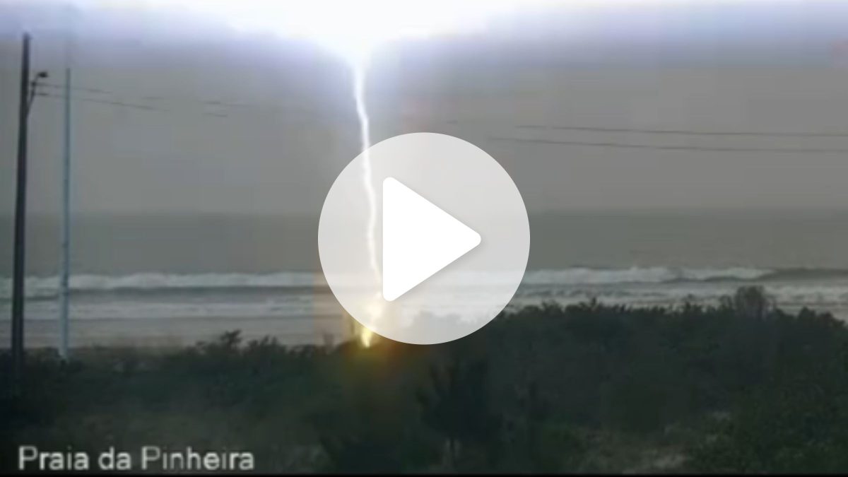 Raio atinge mulher na faixa de areia durante tempestade em praia de Santa Catarina