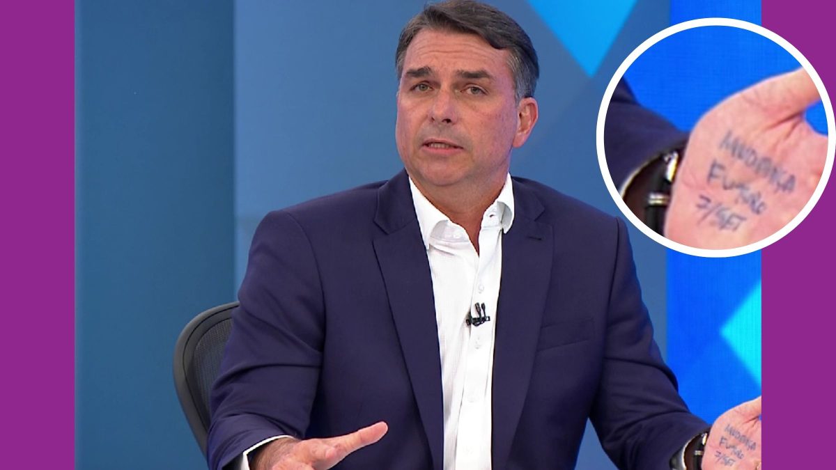 Flávio Bolsonaro imita o pai e leva ‘colinha’ na mão para sabatina em rede nacional; confira o que está escrito