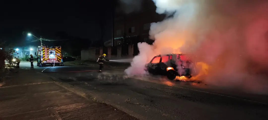 Jeep Renegade pega fogo e fica completamente destruído