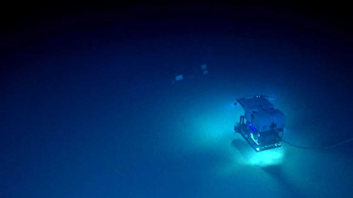 Cientistas descem 1.500 metros em busca de naufrágio e encontram máquinas de lavar no fundo do mar, que pareciam se mover em bando