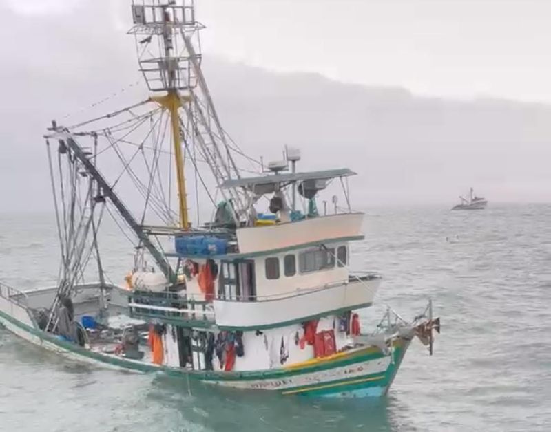 Tripulação é salva após barco afundar no mar do Rio Grande