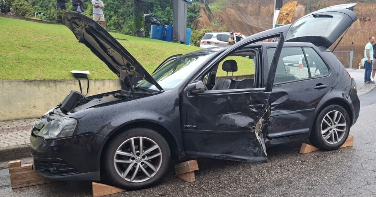 VÍDEO - Mulher fica presa entre porta e volante após colisão entre dois carros em Brusque