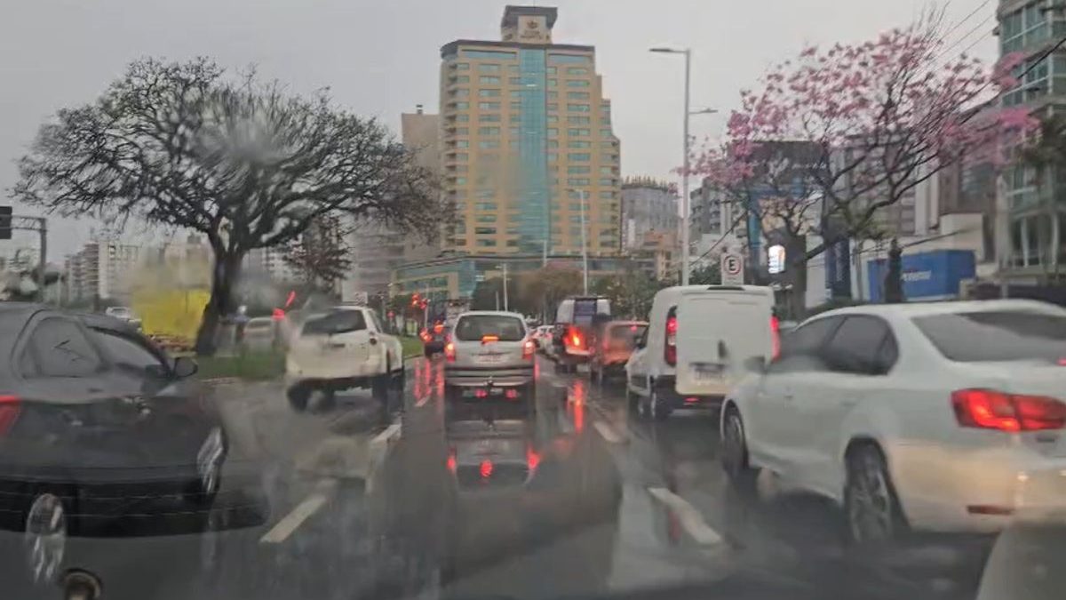 Chuva e mudanças no trânsito ‘travam’ principais vias de Florianópolis nesta manhã de sábado