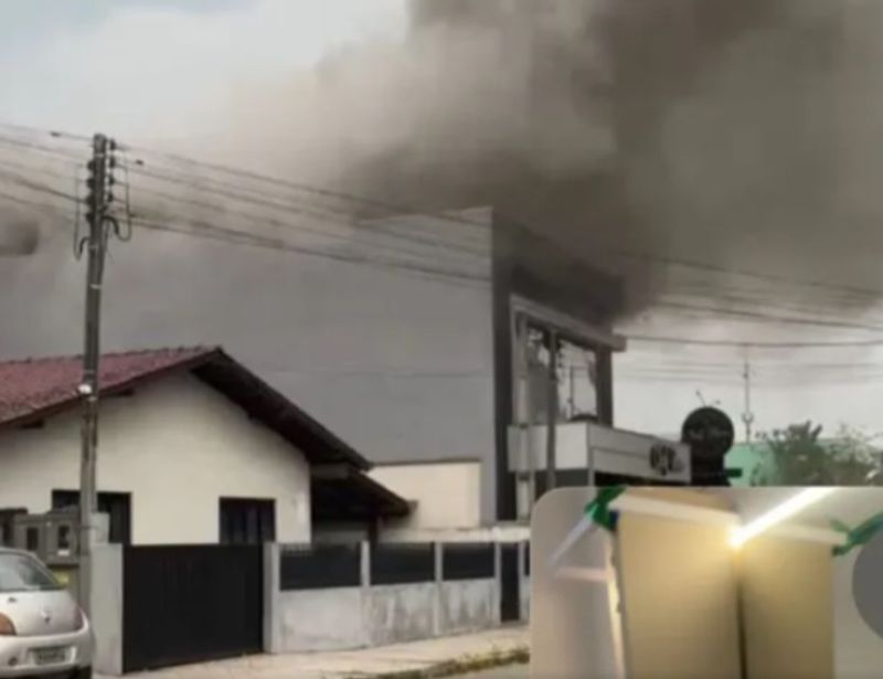 Incêndio destrói pizzaria famosa em Armação do Itapocorói