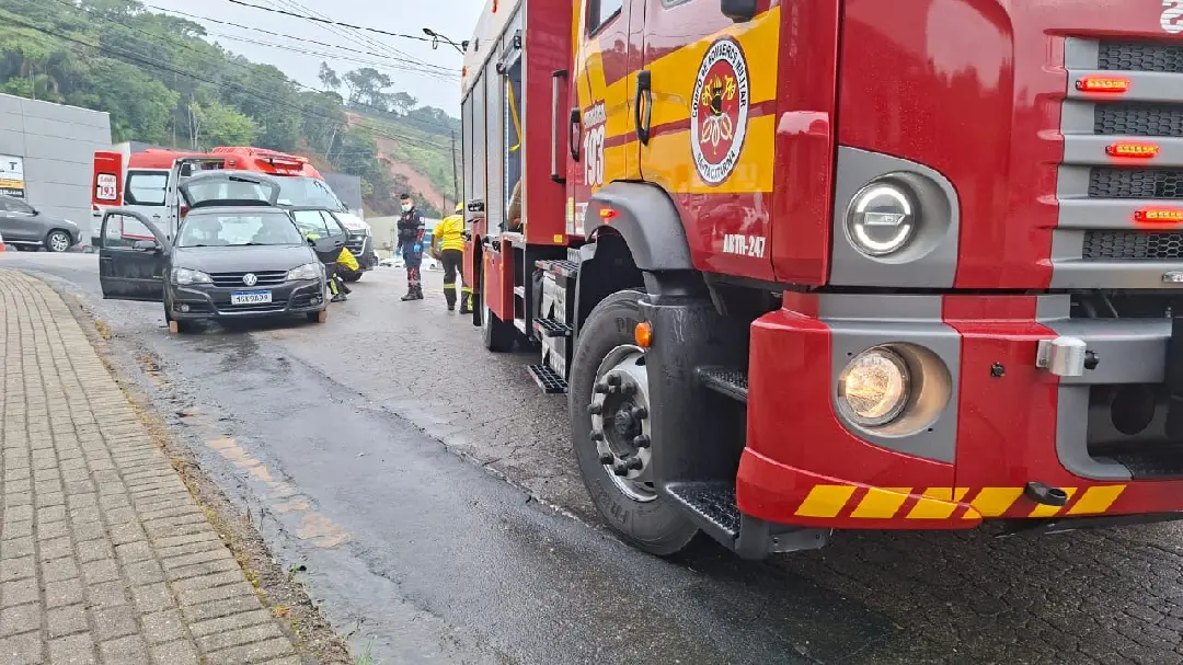 Motorista fica presa entre porta e volante após acidente em Brusque