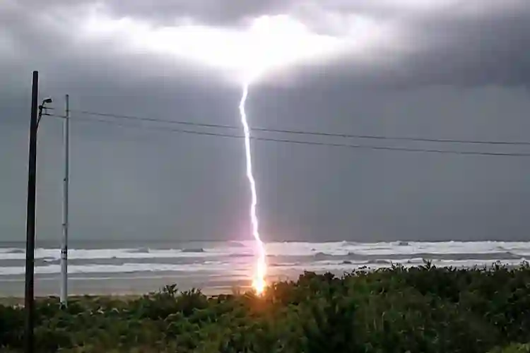 Morre mulher que foi atingida por raio em praia de Santa Catarina