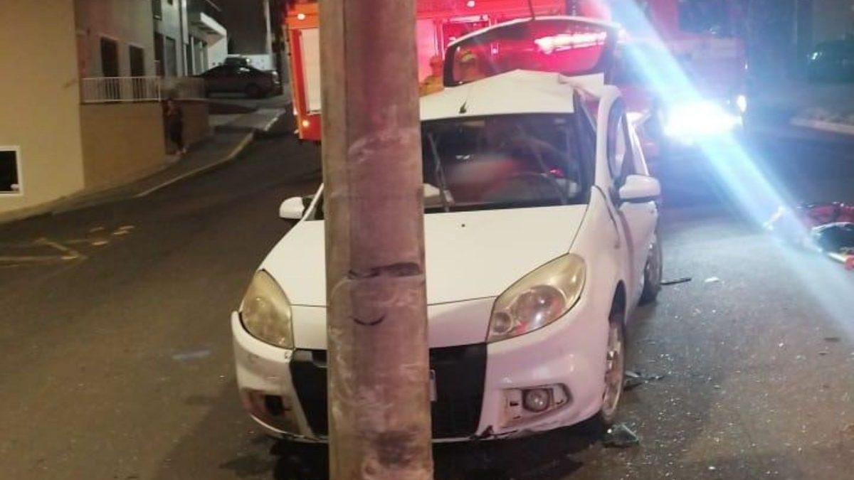 Mulher bate violentamente contra poste, morre e carro fica praticamente intacto em SC