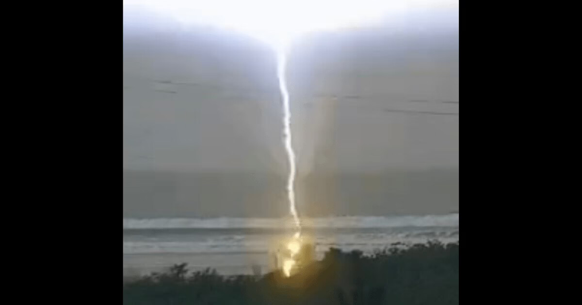 VÍDEO - Mulher morre após ser atingida por raio em praia de Santa Catarina
