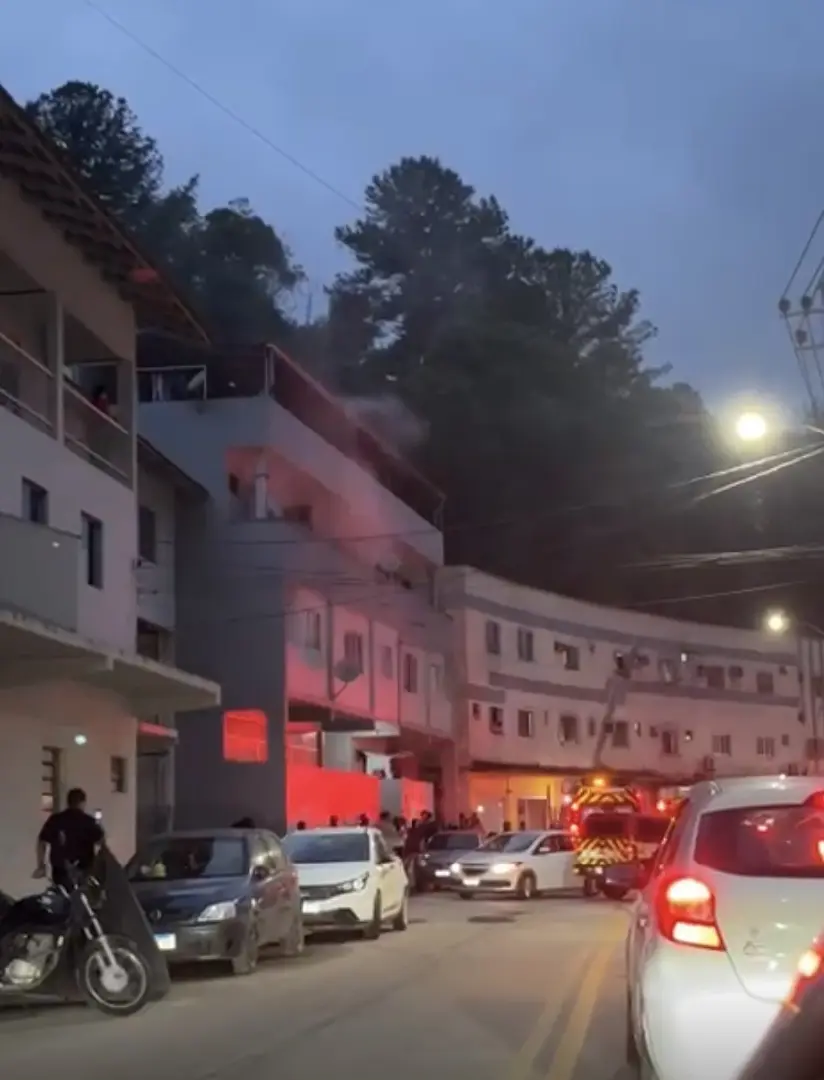 (VIDEO) Incêndio é registrado em apartamento no bairro Azambuja