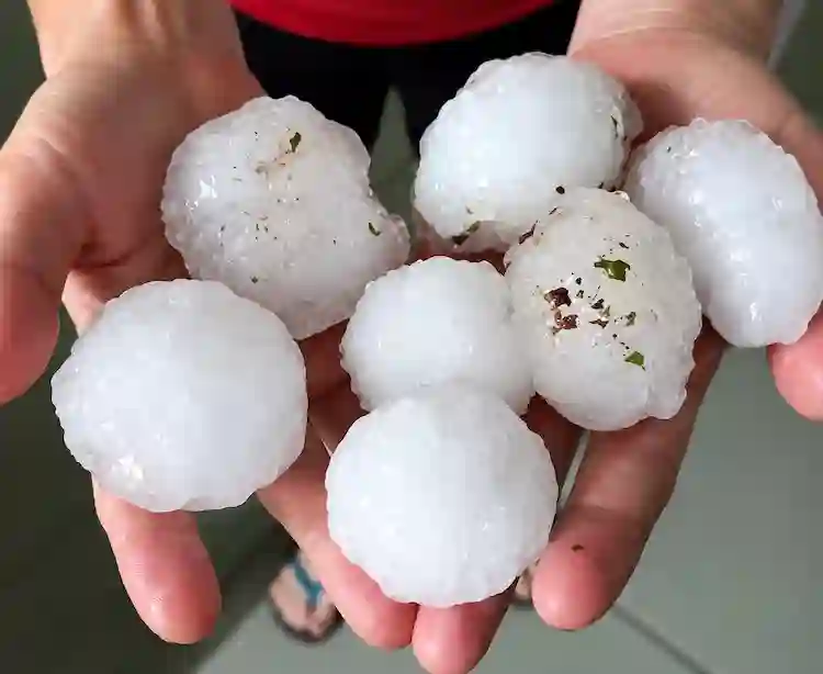 Temporal com granizo deixa dois mortos e mais de 1,6 mil casas danificadas no RS