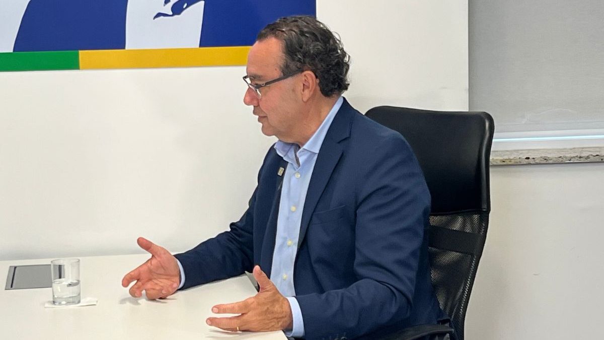 Cury promete aumentar salário mínimo em 50% em quatro anos e revisar 50 mil cargos comissionados para cortar gastos no governo