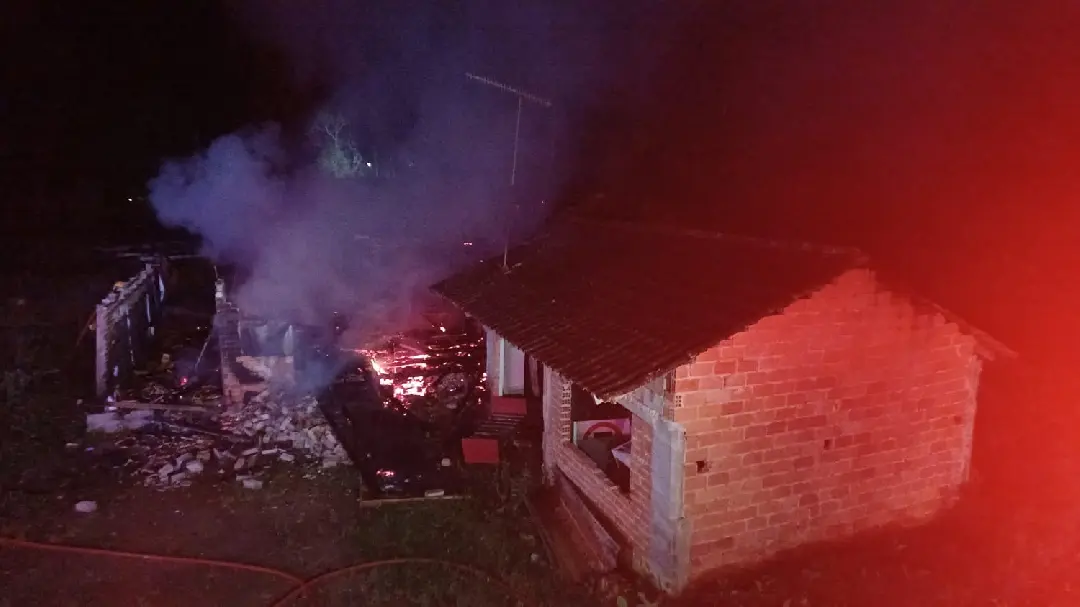 Incêndio destrói residência durante a madrugada