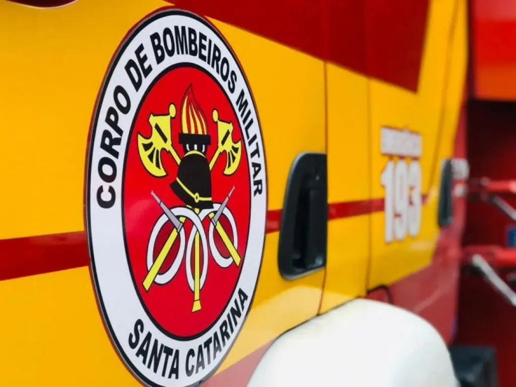 Panela esquecida no fogo causa princípio de incêndio em apartamento
