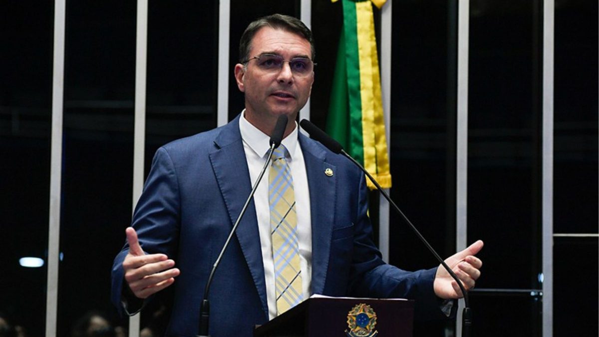 Flávio Bolsonaro defende alternativa ao fim da escala 6×1 e propõe jornada escolhida pelo trabalhador