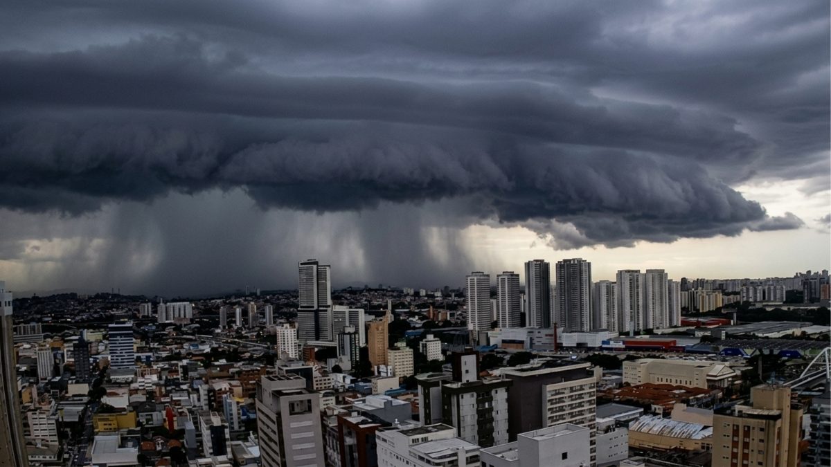 Ciclone extratropical forma frente fria que leva chuva de até 300 mm em 5 estados e derruba temperaturas; veja onde temporais, granizo e ventos serão mais forte