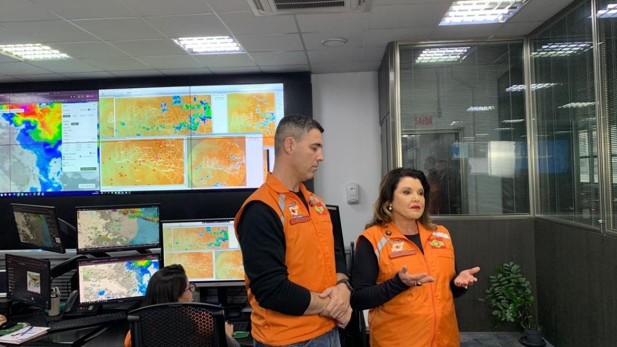 Governadora Marilisa Boehm visita Defesa Civil após tempestade de granizo atingir Florianópolis e Biguaçu