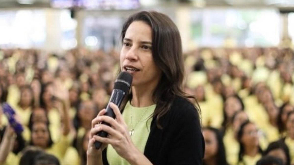 ‘Respeite a minha dor’: candidata ao governo de Pernambuco reage após cartaz citar morte do marido durante campanha eleitoral
