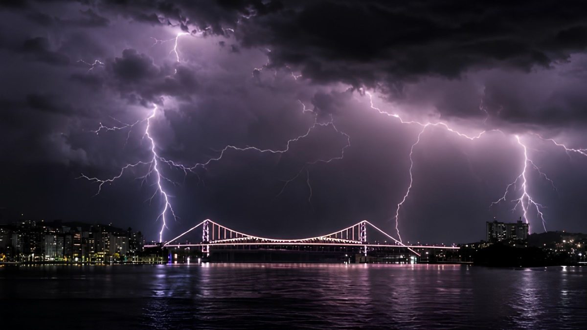 El Niño está por trás da ‘explosão’ de raios flagrada sobre ponte cartão-postal de SC durante tempestade impressionante