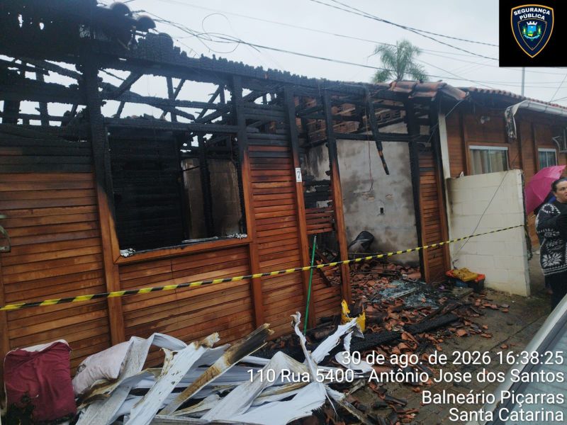 Incêndio destrói casa e deixa três famílias desalojadas