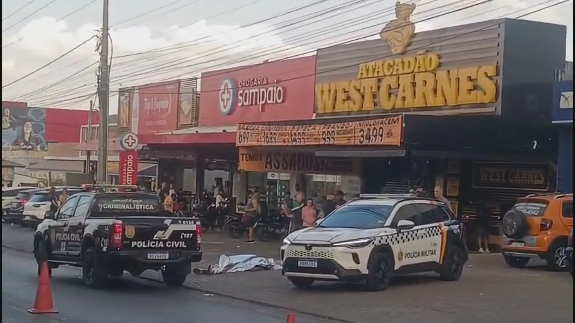 Funcionário de açougue morre atingido por ônibus enquanto fazia descarga de caminhão no DF