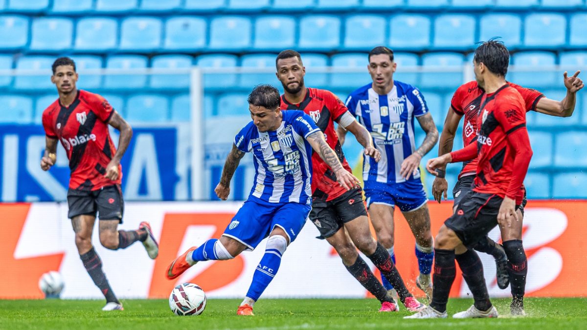 Derrota dura do Avaí para o Atlético-GO em jogo igual