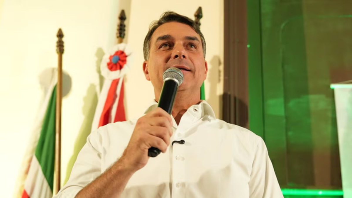 TSE determina suspensão da propaganda do PT com ‘currículo’ de Flávio Bolsonaro e autoriza direito de resposta ao candidato do PL