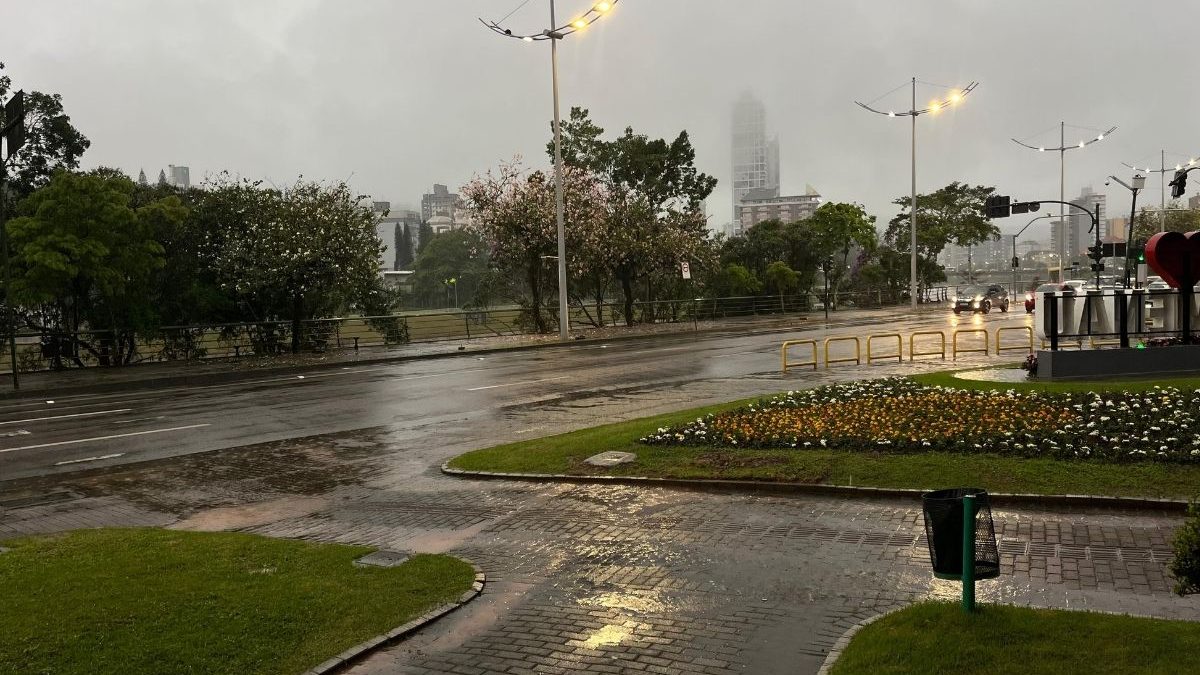 VÍDEO: Chuva intensa com granizo surpreende moradores e atinge bairros de Blumenau
