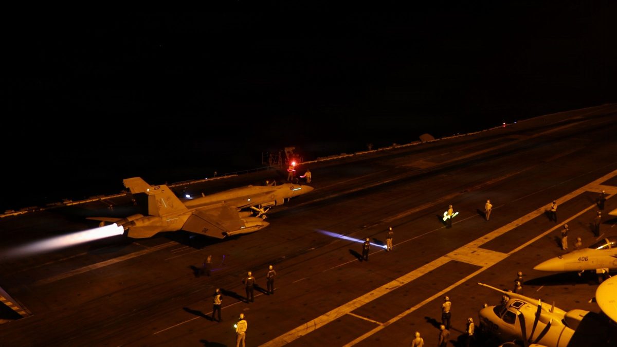 Estados Unidos realizam novos ataques em ilha no Estreito de Ormuz e Irã responde com ofensiva contra bases militares na Jordânia