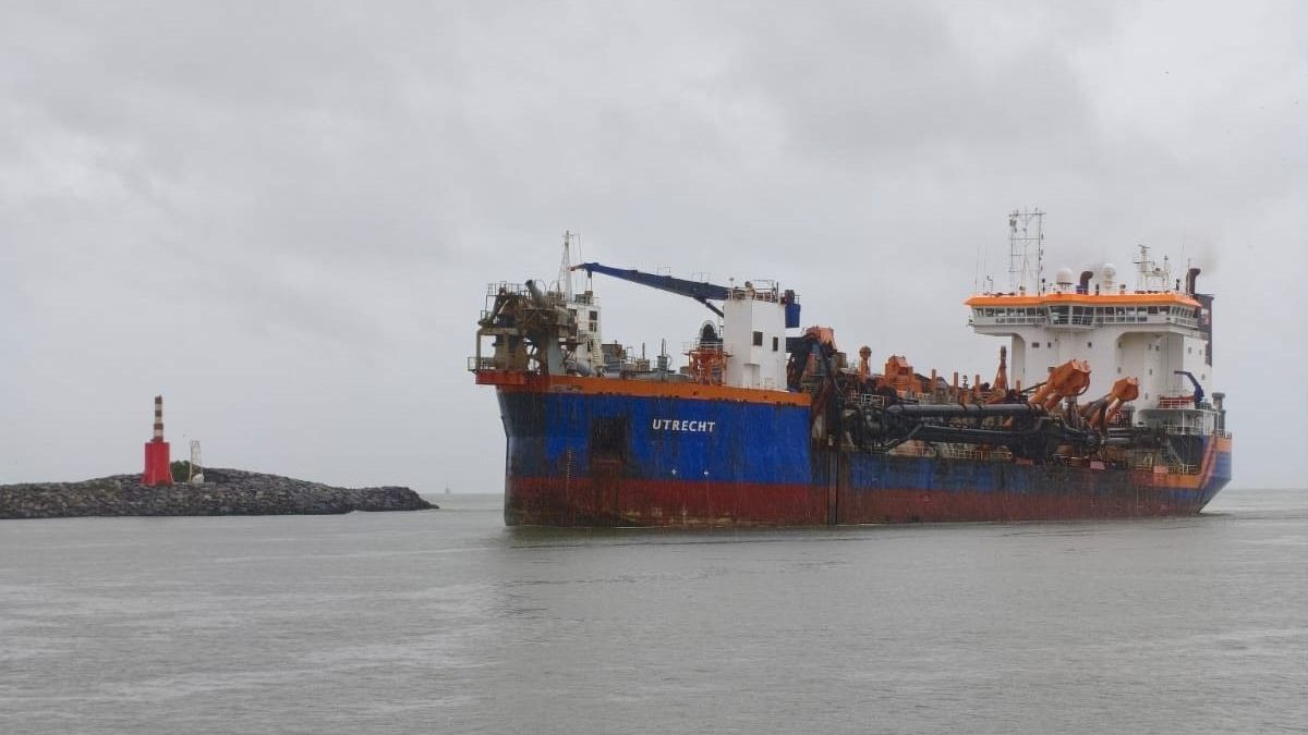 Após fortes chuvas, draga gigante de 154 metros retorna a porto estratégico de SC e retoma atividades no canal de acesso